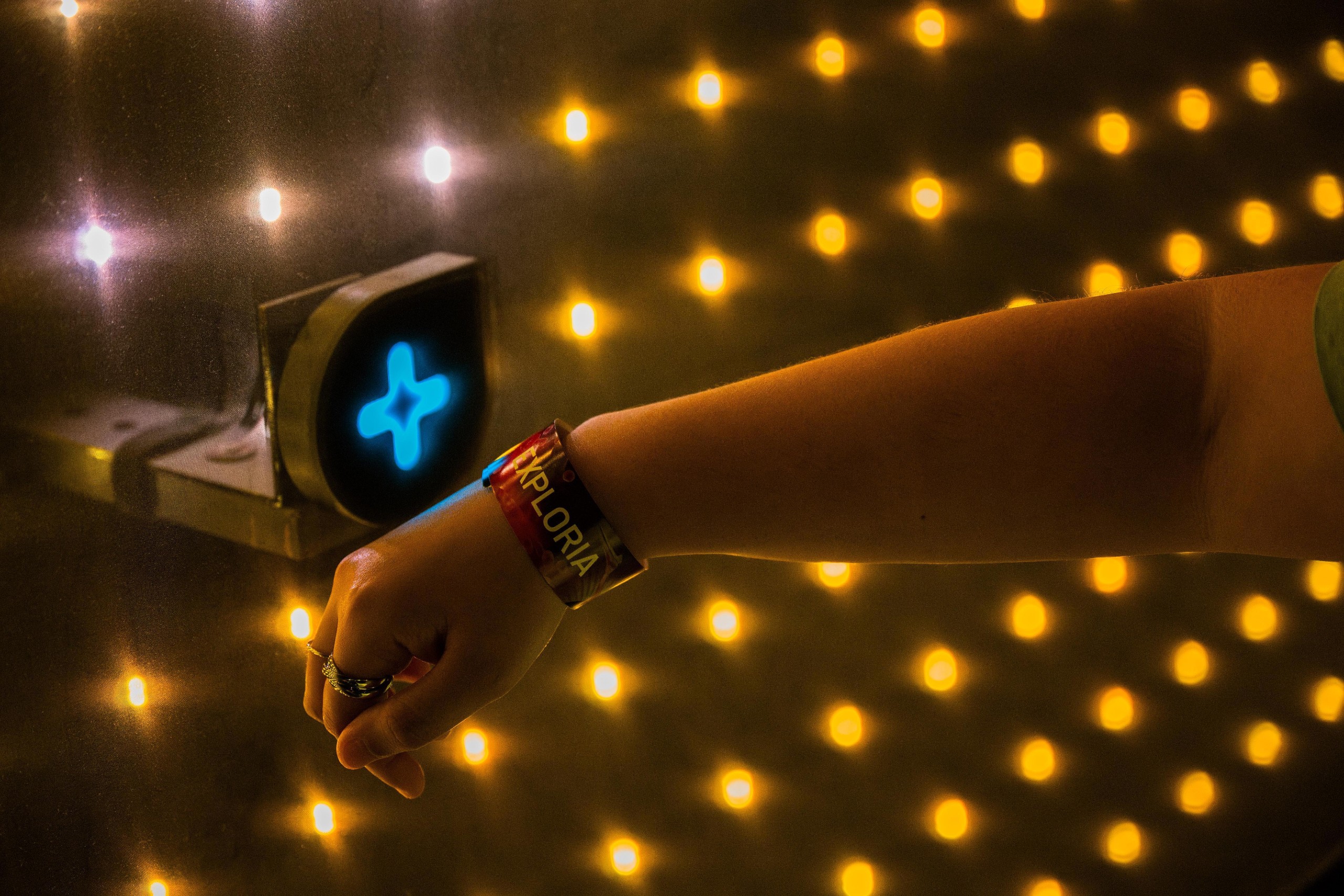 Visitor using an RFID wristband at an interactive point