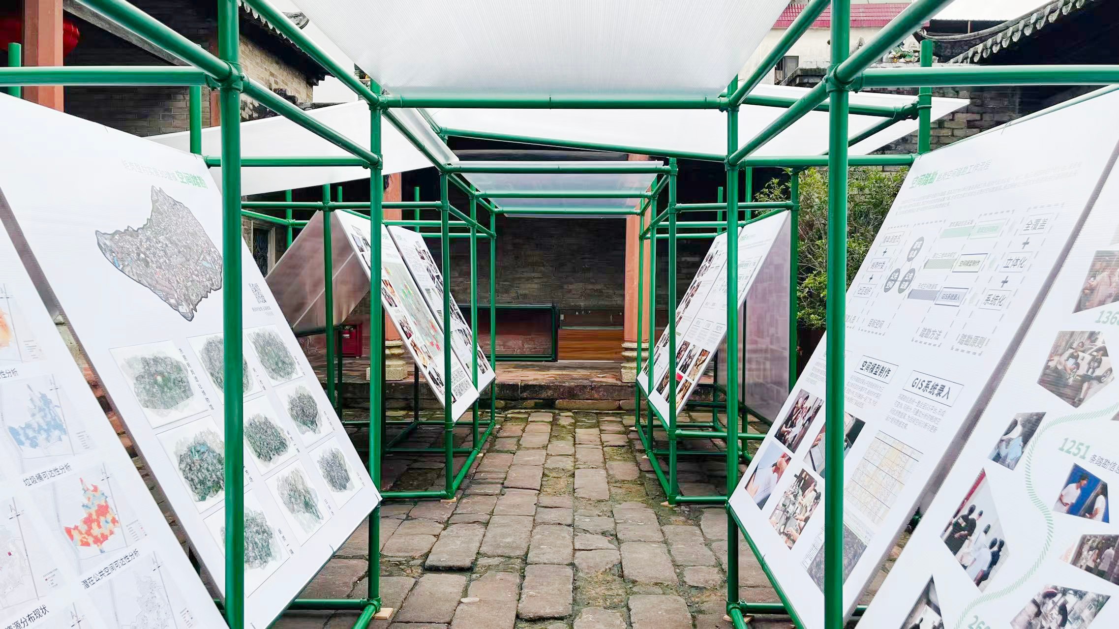 Haogang Ji: the cross-shaped corridor of panels