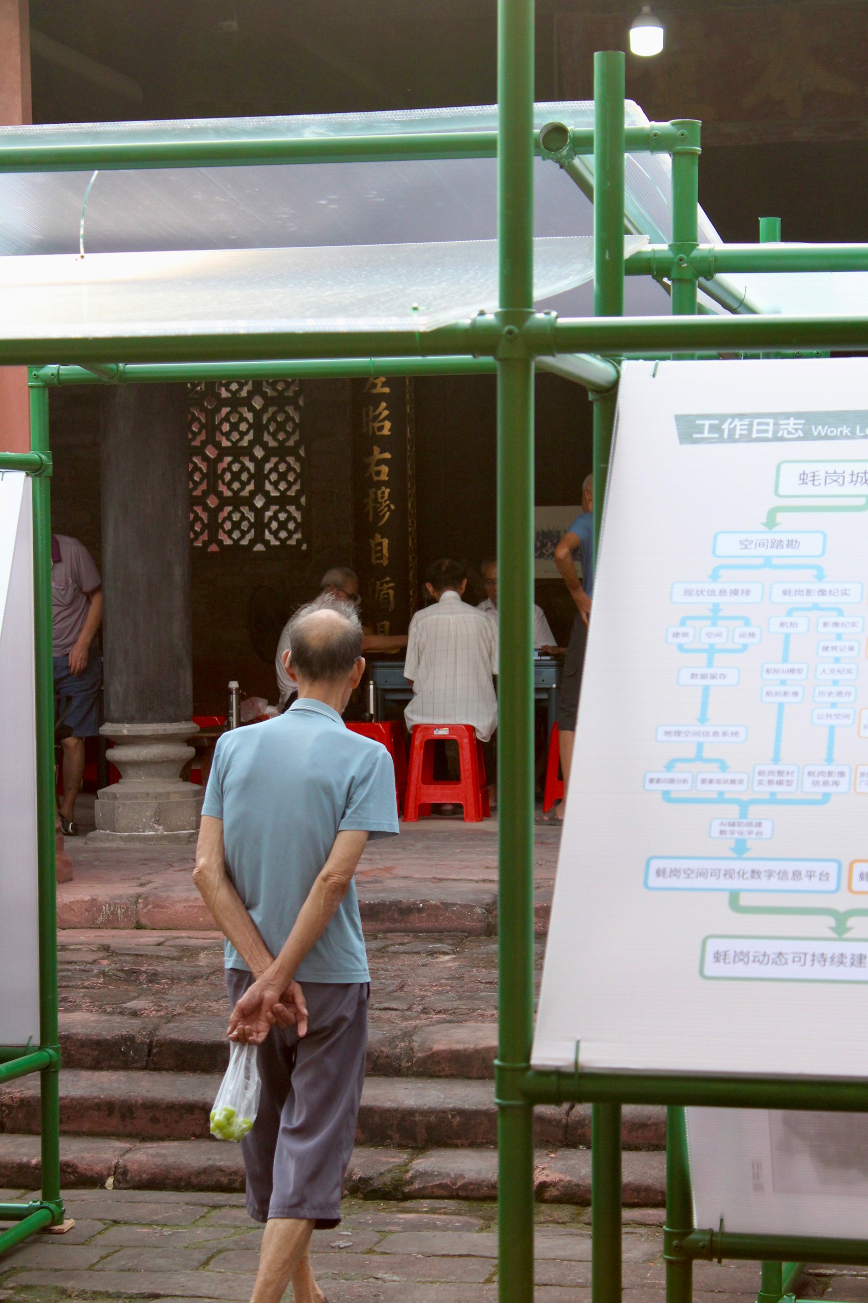 The exhibition alongside everyday life in the hall