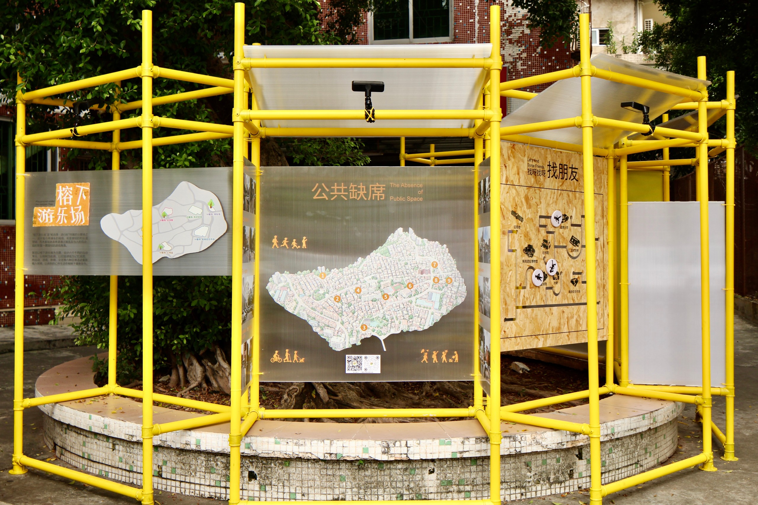 Haogang Ji: the multi-sided information panels around the banyan tree