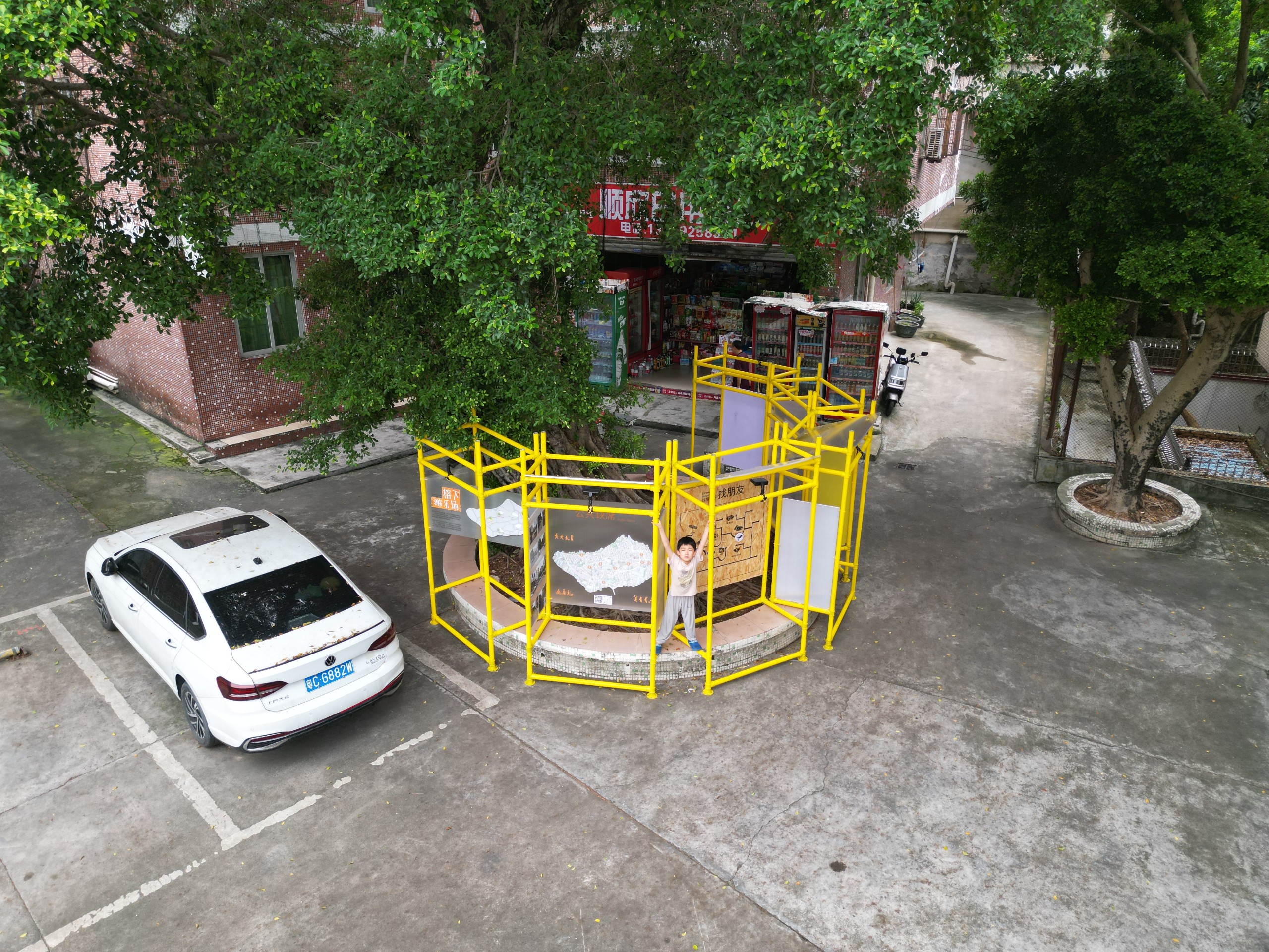 Haogang Ji: aerial view of the yellow installation on the former sports ground, now a car park
