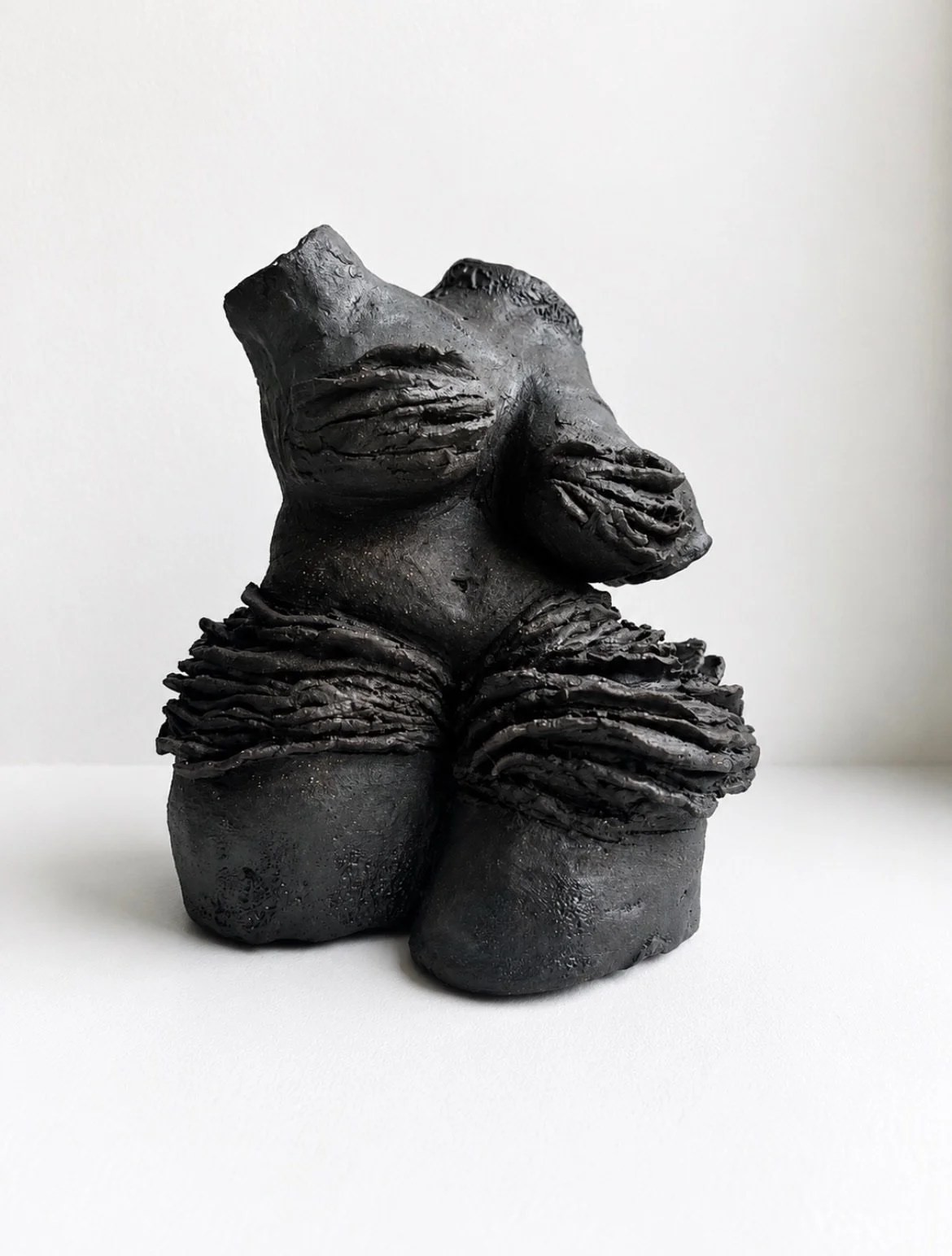 From the Corps collection by Manon Benoit, these stoneware and porcelain works explore the female body as a living terrain of memory, tension and resilience.