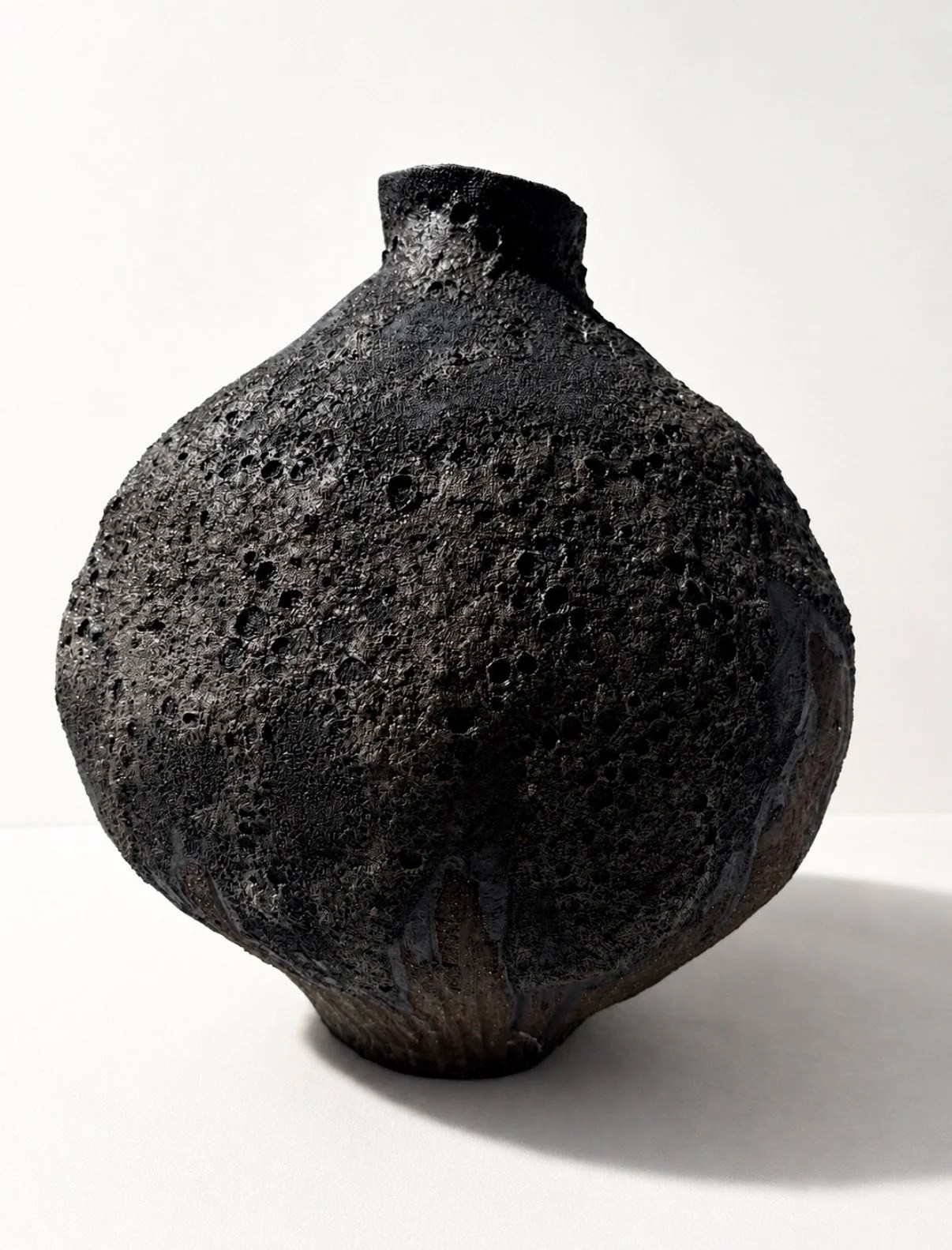 From the Volumes collection by Manon Benoit, these stoneware works explore form as a free and singular presence. Moving between sculpture and function, each piece is shaped by gesture, material tension and the quiet memory of the hand, allowing clay, surface and volume to exist in a delicate state of balance.