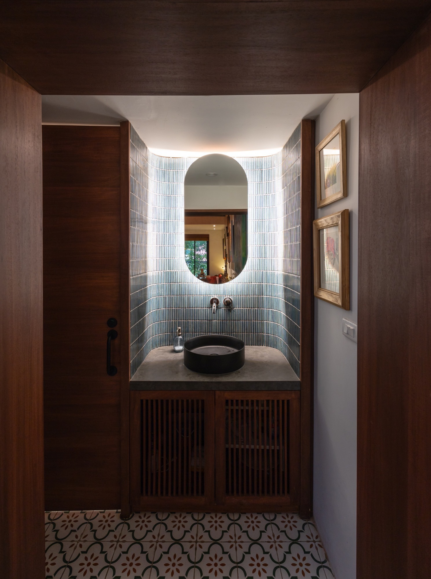 A washbasin set into a timber niche